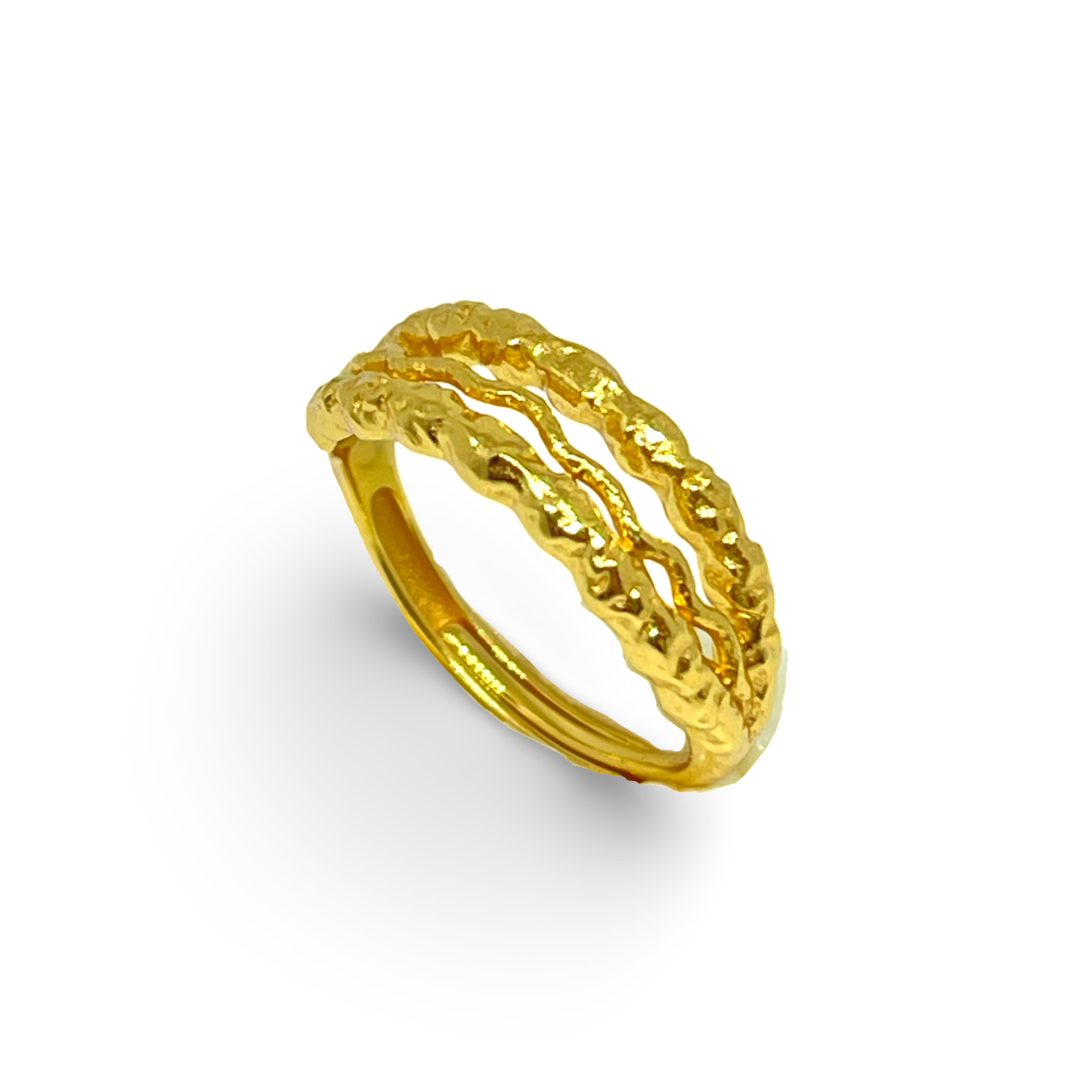 Elisa-ringen fra Pallantis Smykker har tre bølgede, teksturerede bånd, der er forbundet i et lagdelt, organisk design. Ringen er fremstillet med 24 karat guldbelægning og udstråler tidløs elegance mod en sprød hvid baggrund.