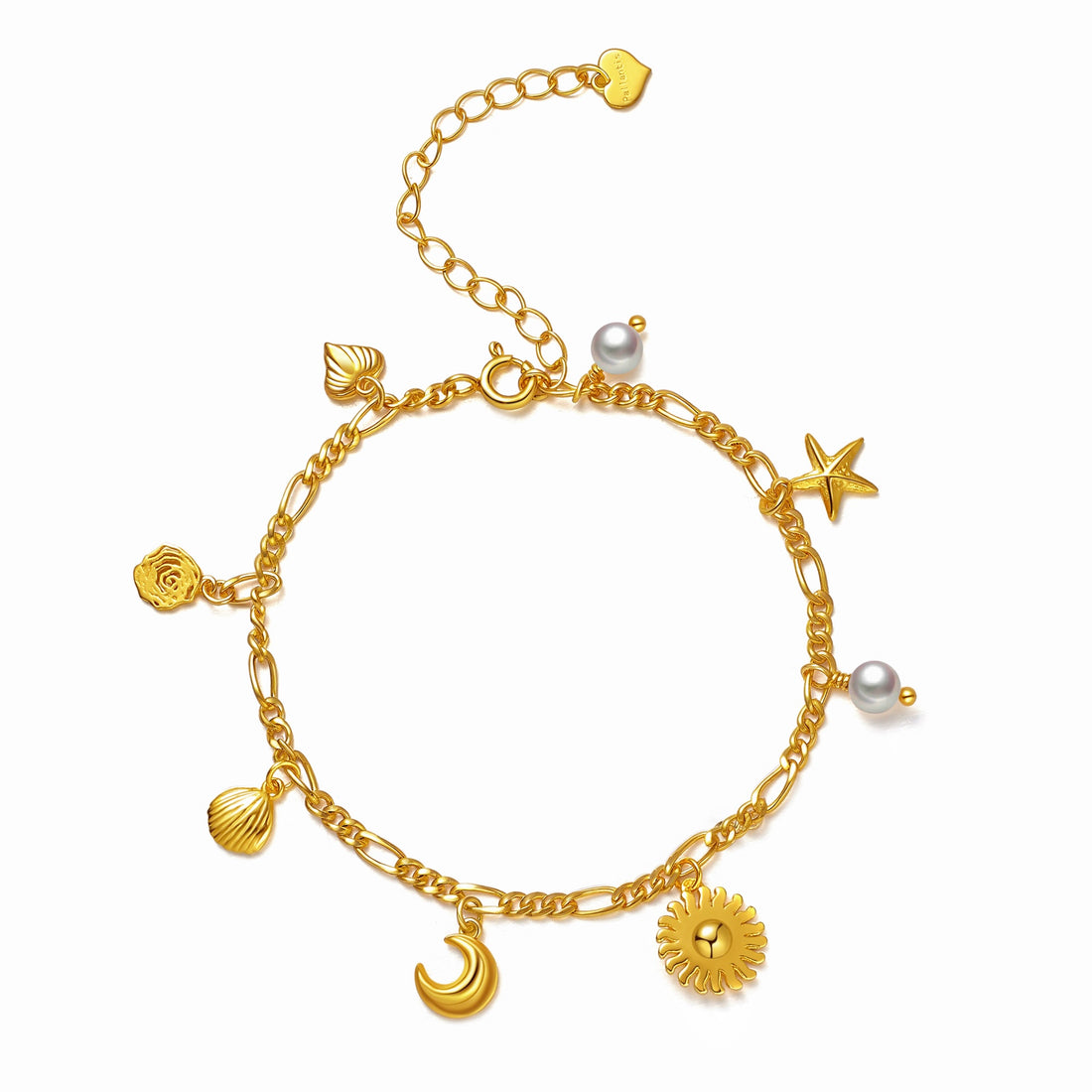 Ocean Heart Armbåndet fra Pallantis Smykker er et guldarmbånd med en justerbar kæde med vedhæng af rose, blad, søstjerne, muslingeskal, halvmåne, sol og to ferskvandsperler på en hvid baggrund.