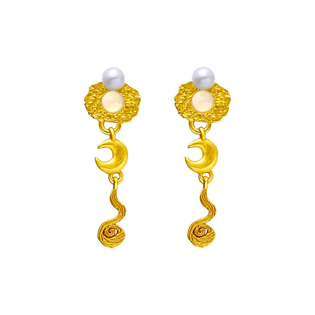 Pallantis Måne River Øreringe er guldfarvede hængeøreringe med teksturerede cirkulære toppe, hver prydet med en hvid perle, rund sten, måne vedhæng og spiralformet hvirvelvedhæng hængende nedenunder.