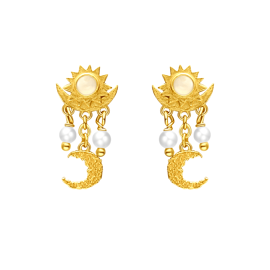 Pallantis Sol Øreringe Med Månesten har et sol- og måne-design med dinglende detaljer, inkl. to små perler og en struktureret guldmåne, på hvid baggrund—perfekte til at tilføje et himmelsk touch til dit look.