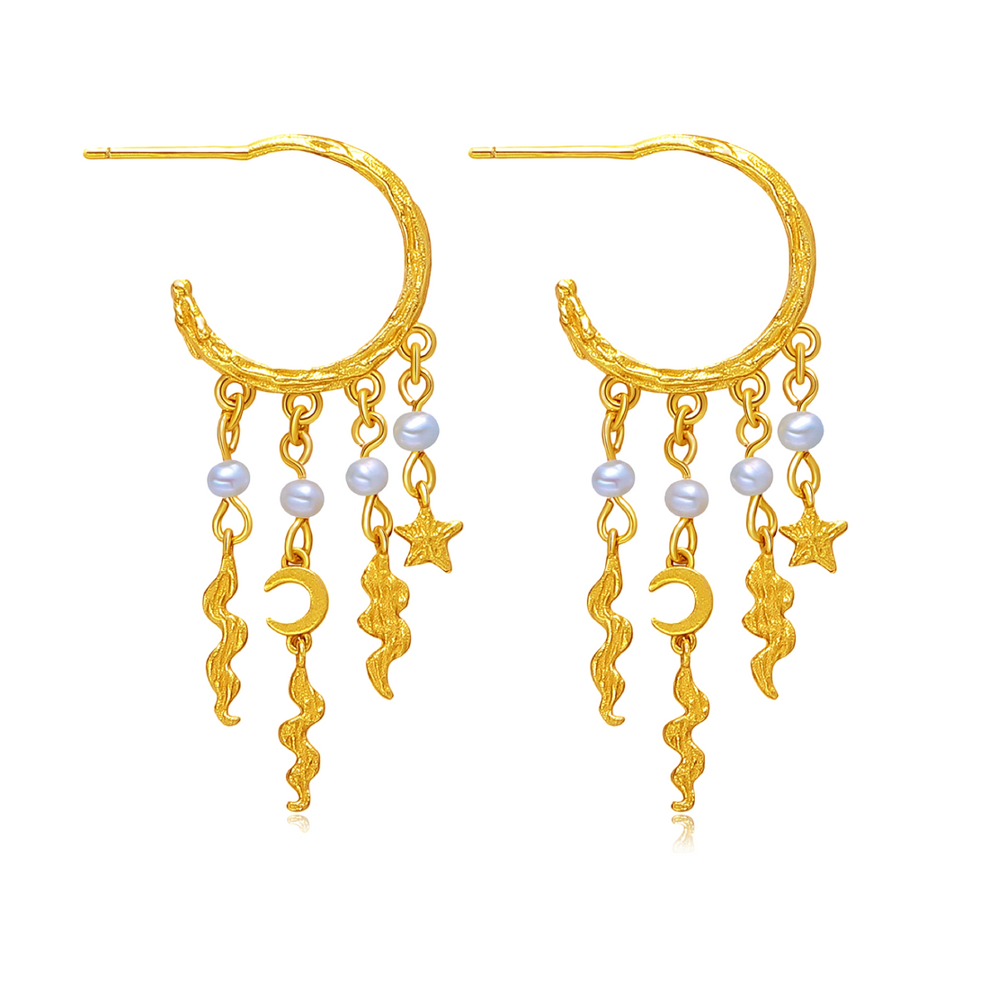 Stjernehimmel Øreringe by Pallantis har guldbøjler med dinglende bølgede linjer, halvmåner, stjerner og små hvide ferskvandsperler i et himmelsk inspireret forgyldt sølv design.