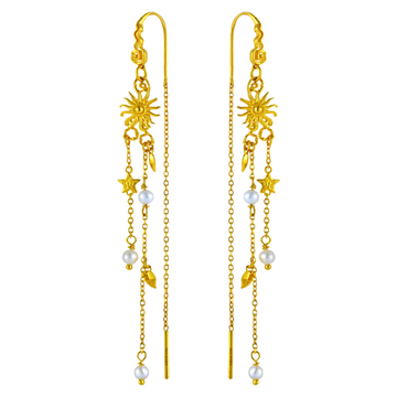 Et par lange Pallantis Smykker Forever Sol Øreringe i forgyldt sølv, med solformet design, dinglende kæder med stjerne charms og hvid ferskvandsperler for et indviklet, elegant look.