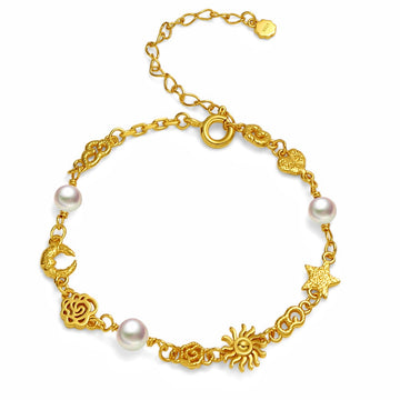 Star River-armbåndet fra Pallantis Smykker er et charmsarmbånd i 18 karat guld med en justerbar kæde, ferskvandsperler og charms som en rose, sol, stjerne, hjerte, fisk, teksturerede designs og det signatur Star River-motiv.